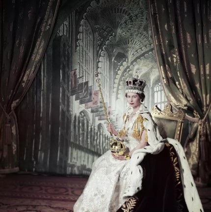 Rainha Elizabeth II no dia da sua coroação — Foto: Divulgação/Cecil Beaton/Royal Collection