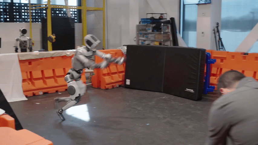 Robô Atlas faz acrobacias incríveis em teste nos EUA