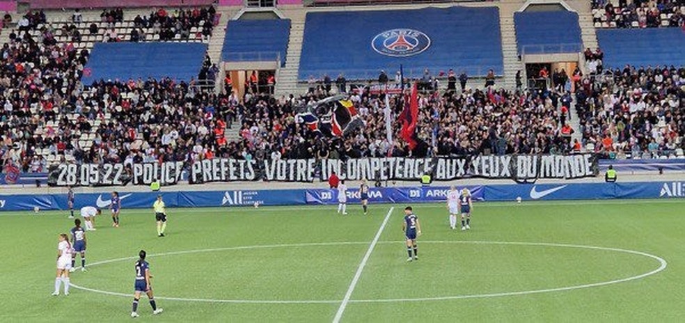 Torcida do PSG protesta contra a polícia na partida entre PSG e Lyon feminino — Foto: Reprodução/Twitter