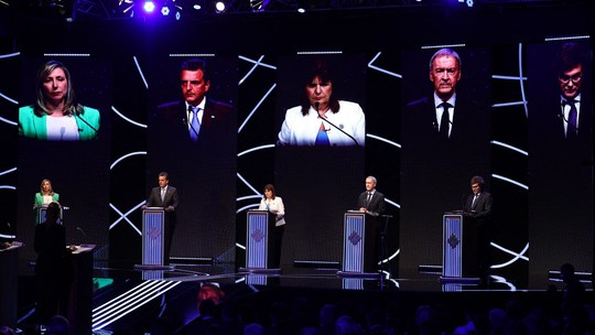 Candidatos se enfrentam com foco na economia em debate presidencial na Argentina