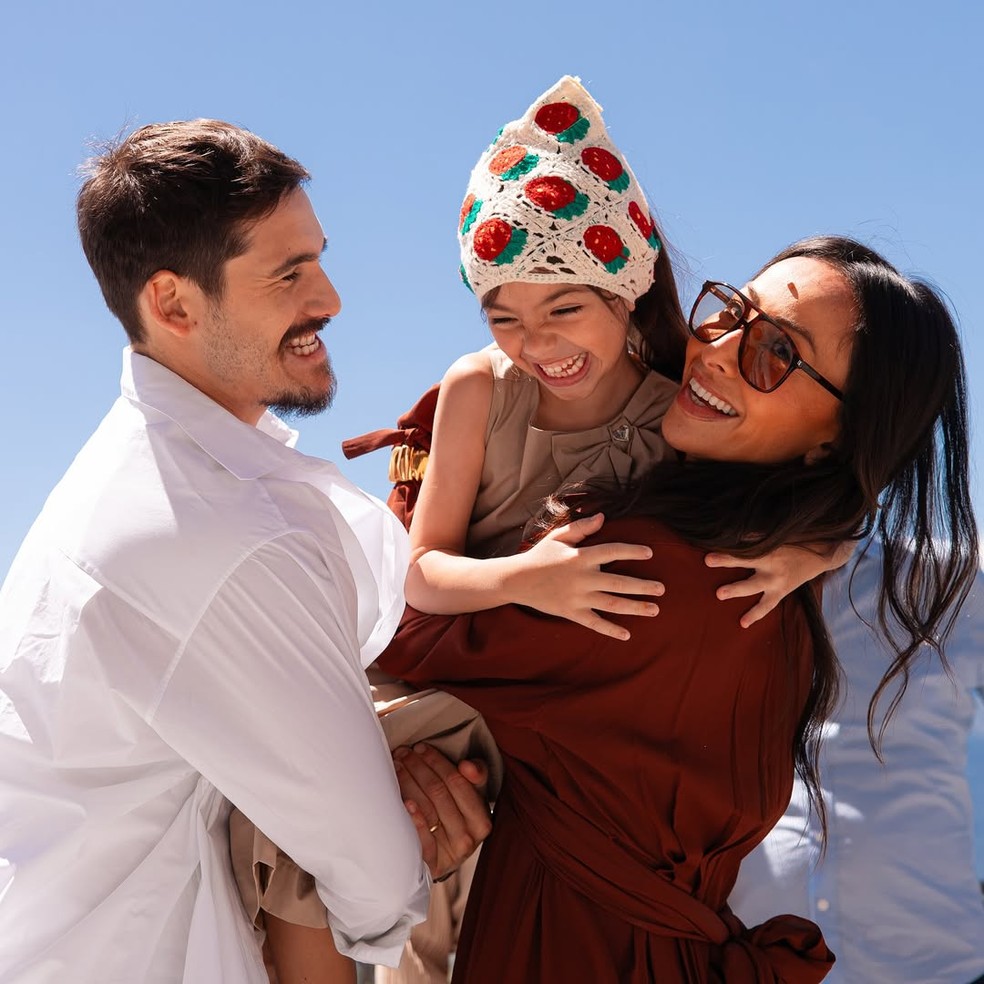 Nicolas Prattes em foto com Sabrina Sato e Zoe, filha da apresentadora — Foto: Reprodução Instagram
