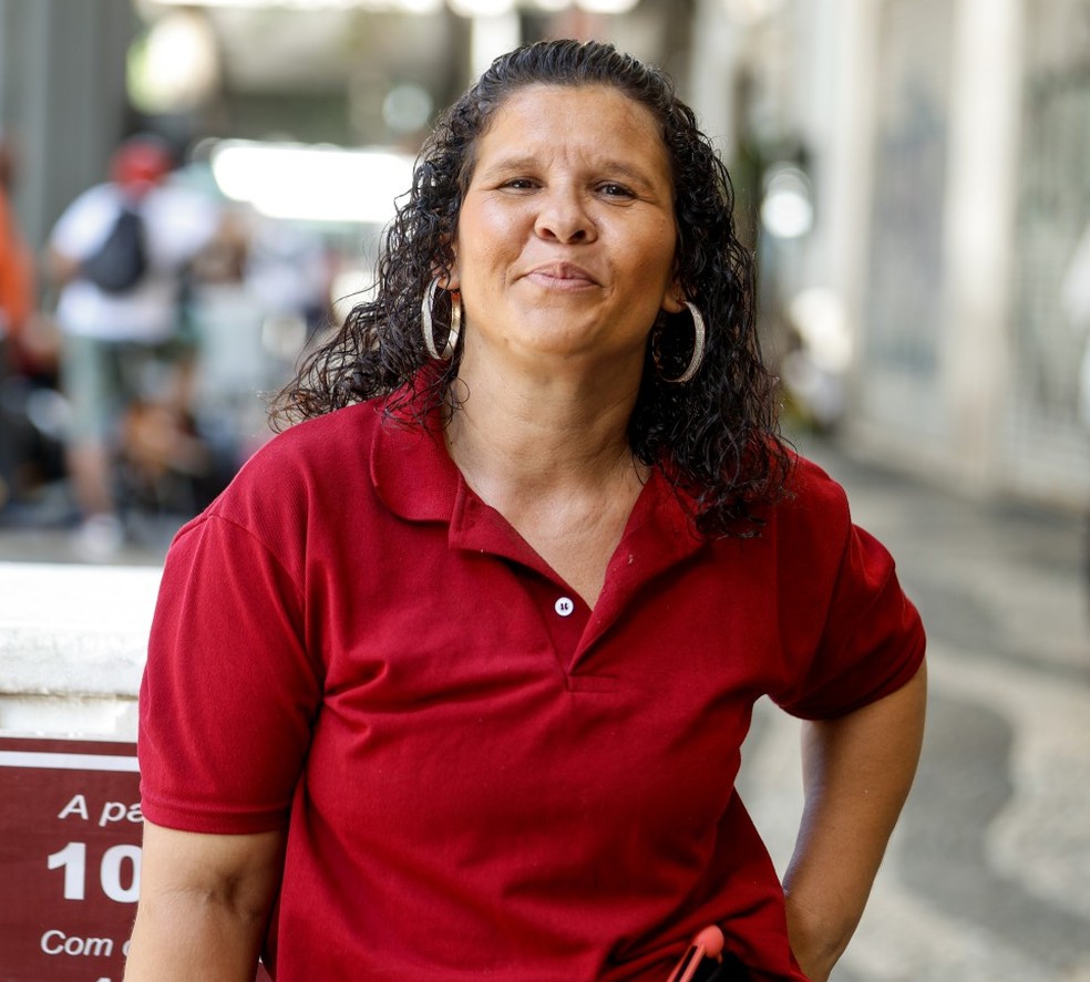 Fernanda Carla, 42, sells lunch boxes at the restaurant where her husband works. She says it's difficult to get a formal job - Photo: Gabriel de Paiva/Agência O Globo