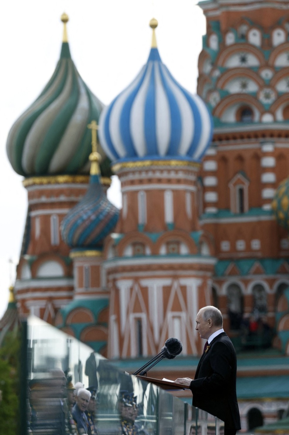 Presidente da Rússia, Vladimir Putin, discursa na Praça Vermelha, em Moscou — Foto: Dmitry Astakhov/Sputnik/AFP