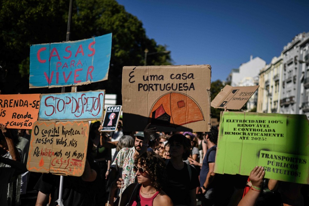 Milhares de pessoas marcharam nas ruas de Lisboa, bem como em cerca de vinte outras cidades, para exigir medidas para enfrentar a crise habitacional que afeta principalmente os grandes centros urbanos — Foto: Patricia de Melo Moreira/AFP