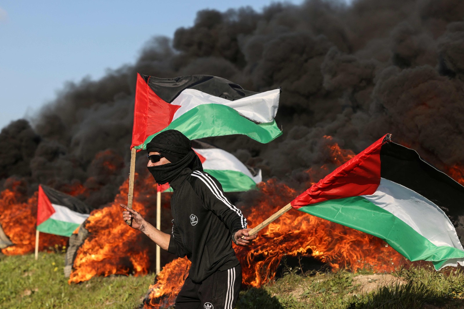 Protesto perto da fronteira Israel-Gaza, a leste da cidade de Gaza — Foto: MAHMUD HAMA/AFP