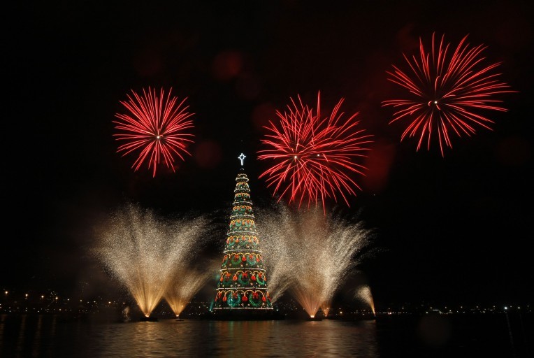 Iluminada em verde, amarelo e vermelho, a Árvore da Lagoa de 2009, brilhou sob fogos vermelhos que pintaram o céu e se refletiram nas águas — Foto: Fabio Rossi