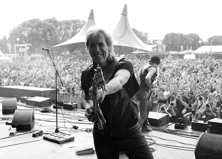 Morre Francis Buchholz, ex-baixista do Scorpions, aos 71 anos