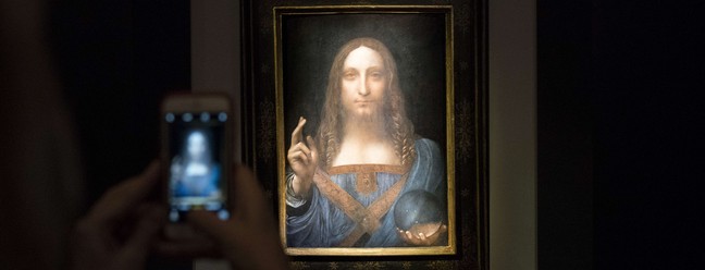 1º - 'Salvator Mundi', de Leonardo da Vinci - O quadro "Salvator Mundi", do artista renascentista Leonardo da Vinci, foi leiloado por US$ 450,3 milhões, cerca de R$ 1,5 bilhão, e estabeleceu um novo recorde em leilões do mercado de arte. A tela, que representa Jesus Cristo, o "salvador do mundo", segurando uma esfera com a mão esquerda, foi vendida em apenas 19 minutos — Foto: Drew Angerer / AFP