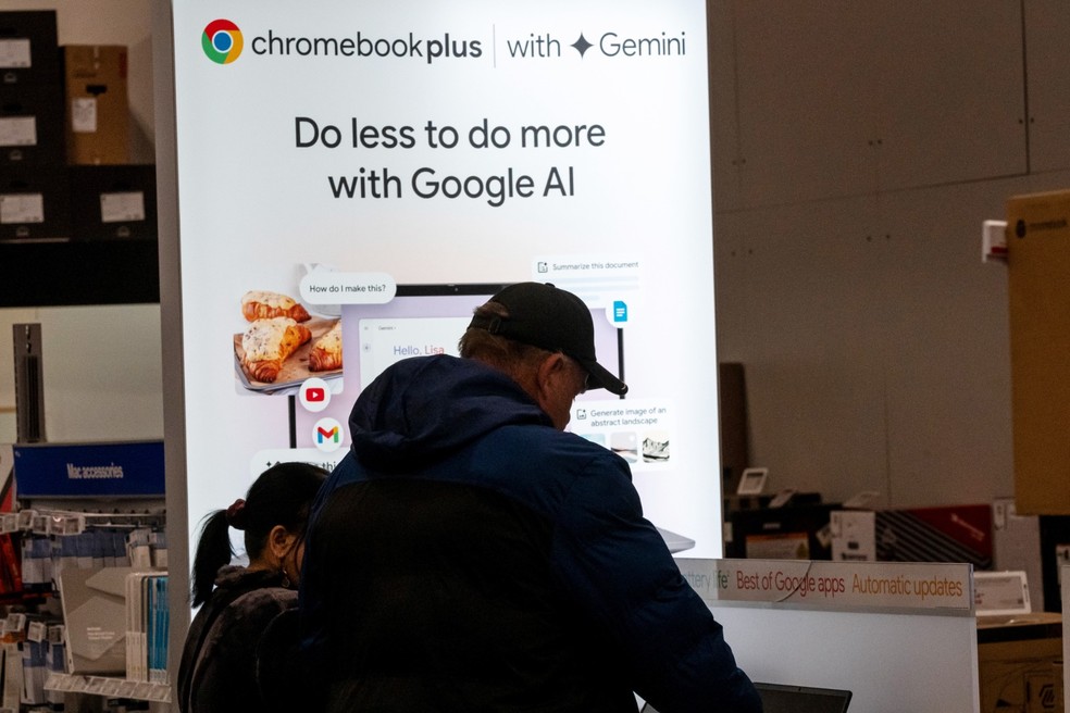 Um Chromebook Plus com a tecnologia Gemini AI em exibição dentro de uma loja na Black Friday, na Califórnia, nos EUA. — Foto: Bloomberg