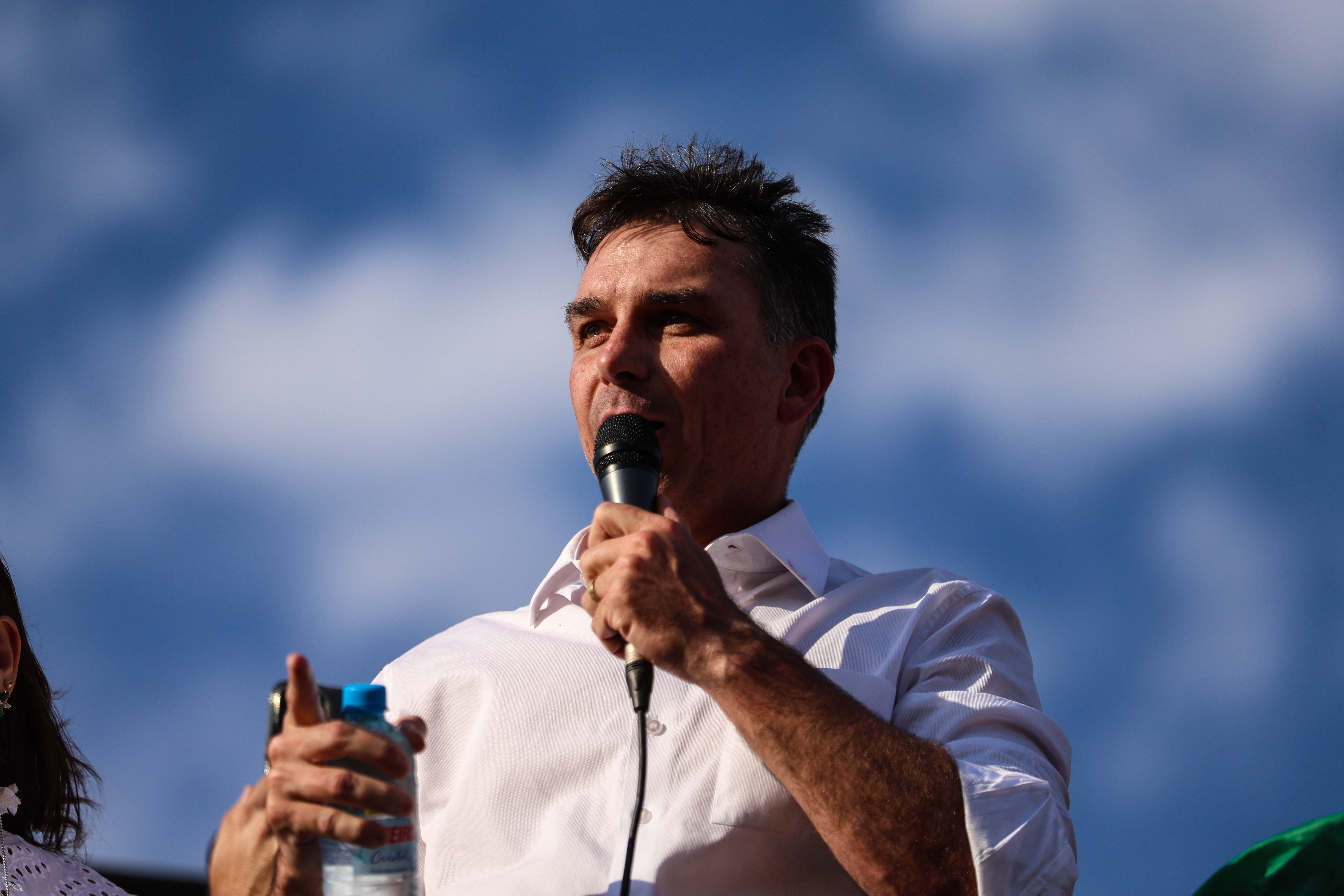 Flávio critica decisão de Moraes que prendeu Bolsonaro, reclama de cobranças sobre sucessor em 2026 e insiste em convocar vigília