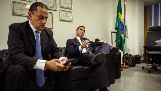 Ação contra 'rachadinhas' e esconderijo para Queiroz: quem é o advogado de Bolsonaro investigado por compra de relógio