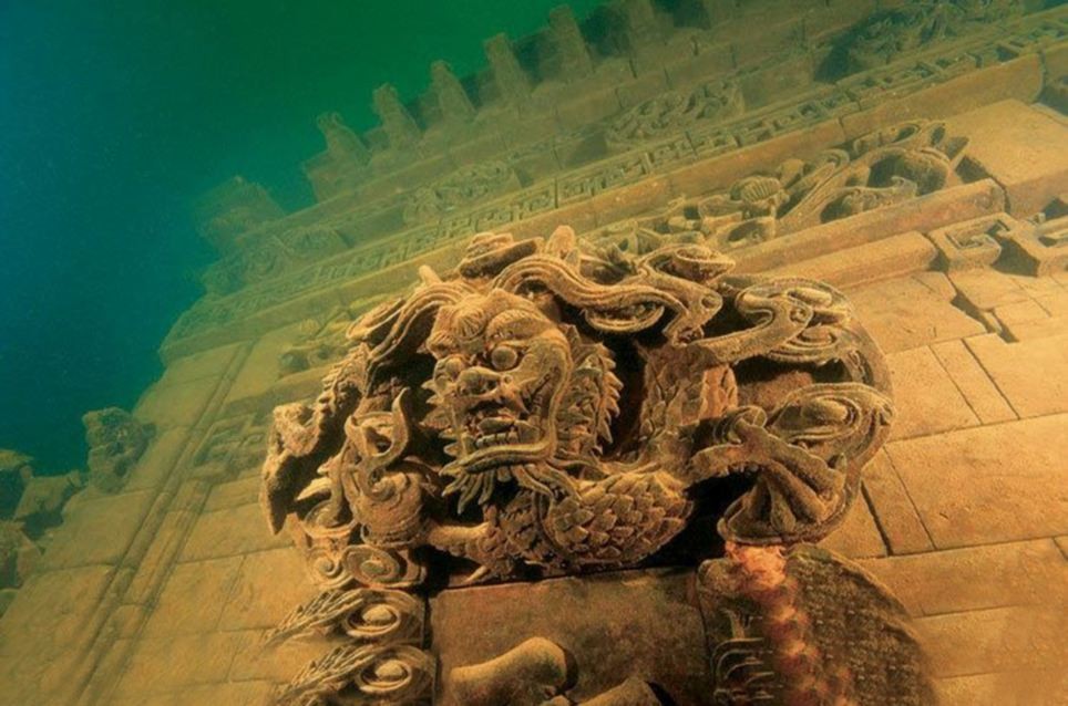 Estátuas de dragões e leões, típicas da cultura chinesa, estampam a cidade, mas a figura do felino que dá nome ao local, aparece com frequência — Foto: Reprodução