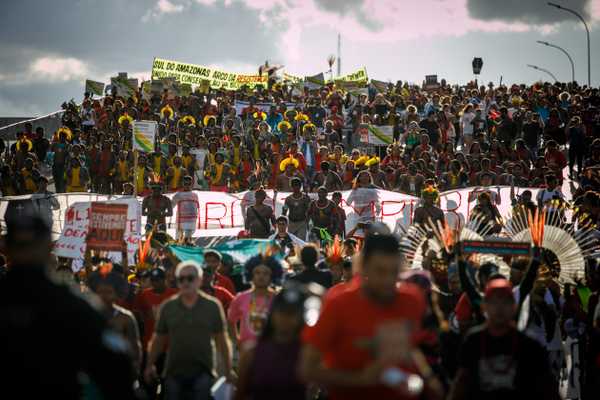 Indígenas protestam contra a lei do marco temporal, em Brasília