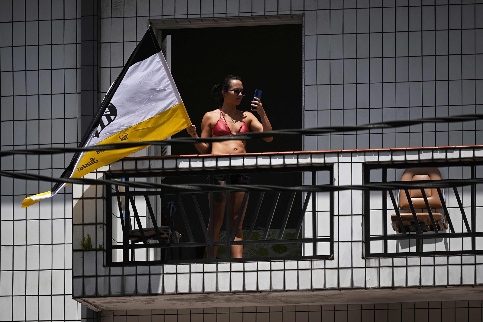 Por toda cidade, fãs do craque marcam presença nas janelas e nas ruas para se despedir do Rei do Futebol — Foto: CARL DE SOUZA / AFP