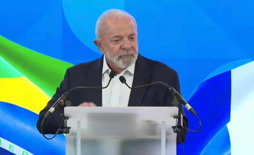 Lula em entrevista coletiva neste sábado em Paris