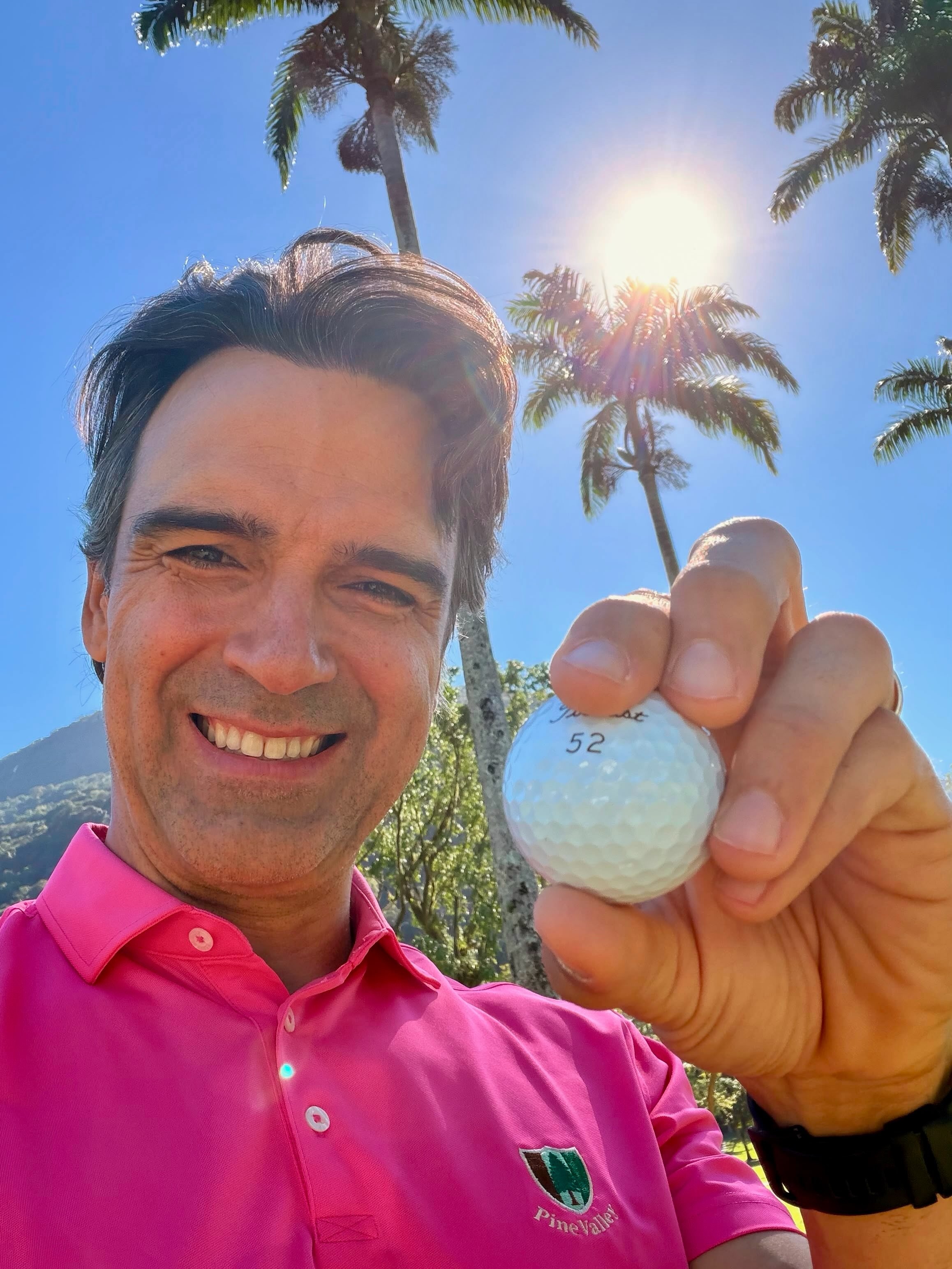 Tadeu Schmidt celebra 52 anos com reflexões e jogo de golfe