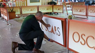 Funcionário monta backdrop na área de entrada onde a 98ª cerimônia do Oscar acontece — Foto: ANGELA WEISS / AFP