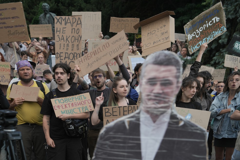 Manifestantes que apoiam o ex-ministro da Defesa da Ucrânia, Mykhailo Fedorov, exibem uma imagem em tamanho real e seguram cartazes durante uma manifestação em Kiev — Foto: Andrew Kravchenko/Bloomberg