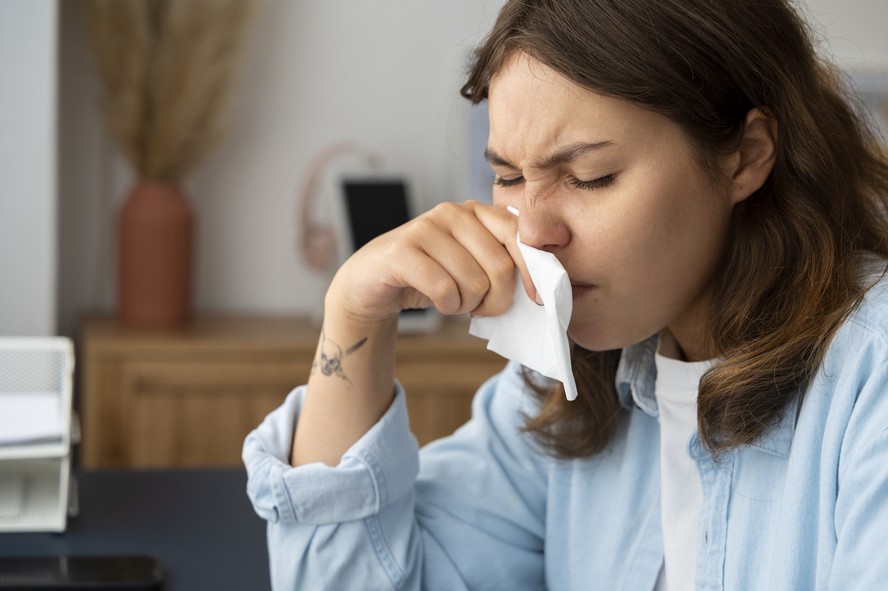 Doenças respiratórias alérgicas, como a rinite e faringite também são mais comuns no período de outono-inverno.