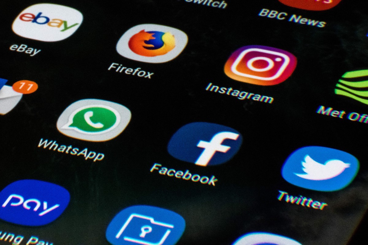 Primeiro-ministro britânico anuncia proibição de redes sociais para menores de 16 anos; entenda a medida