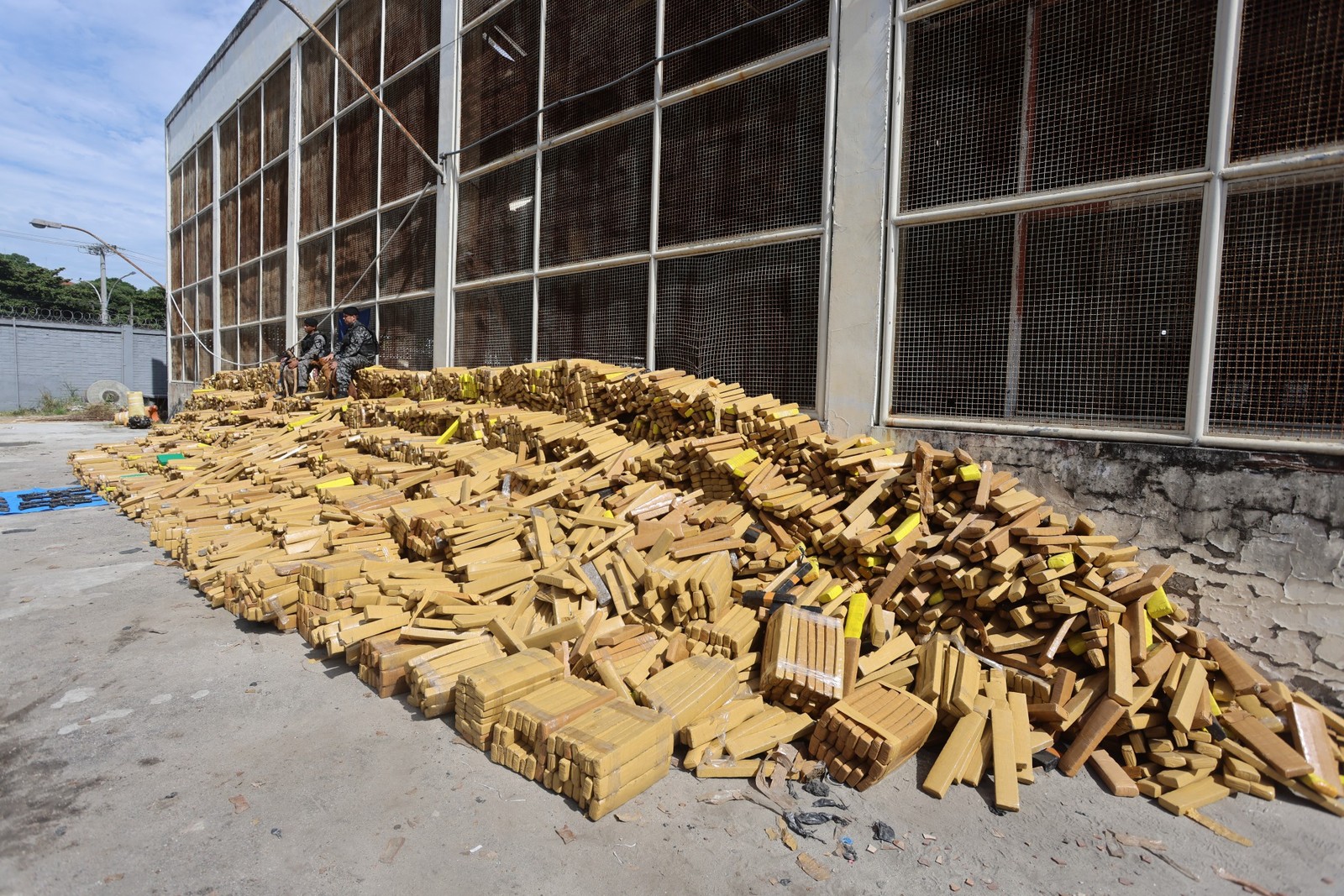 O galpão não levantava suspeitas, e cães localizaram o entorpecente — Foto: Fabiano Rocha / Agência O Globo