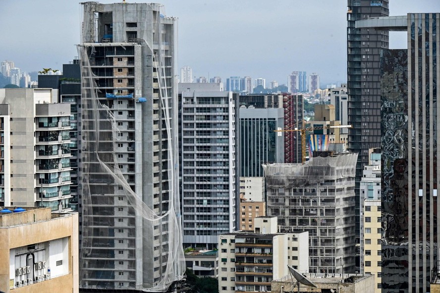 Novas construções em Pinheiros: boom imobiliário no bairro da capital paulista é alvo de queixas de moradores tradicionais