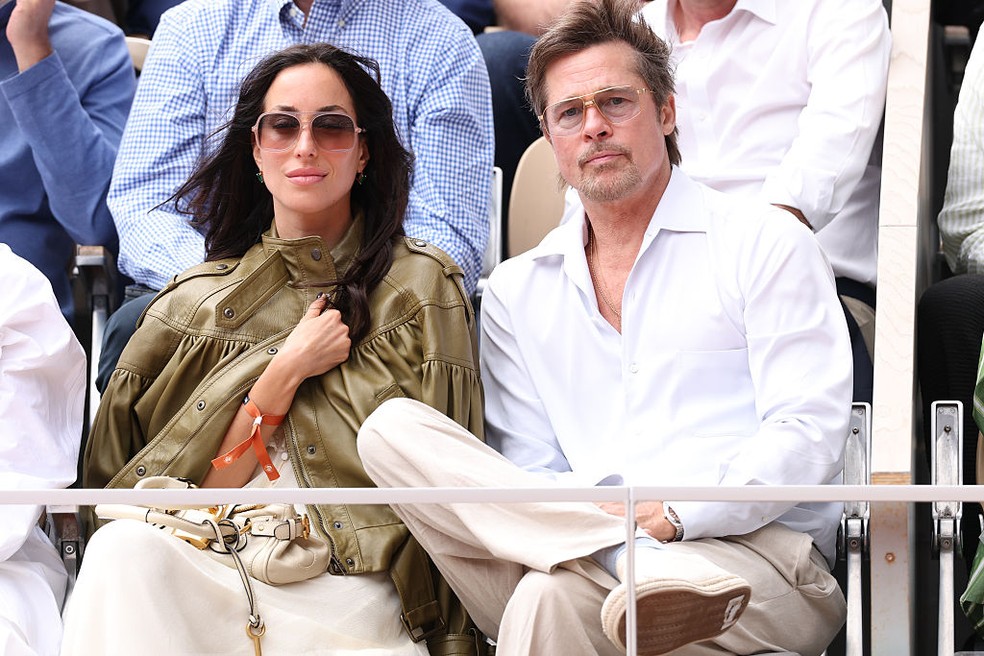 Brad Pitt e Ines de Ramon em junho, durante partida de Roland Garros — Foto: Stephane Cardinale - Corbis / Getty Images