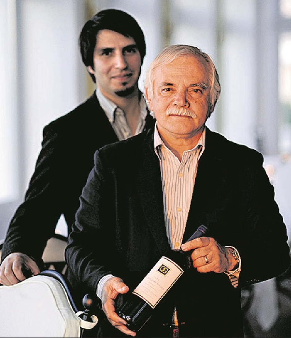 Domingos Alves de Sousa com o filho Tiago, enólogo: os dois estarão no Vinhos de Portugal 2023 — Foto: Fernando Veludo