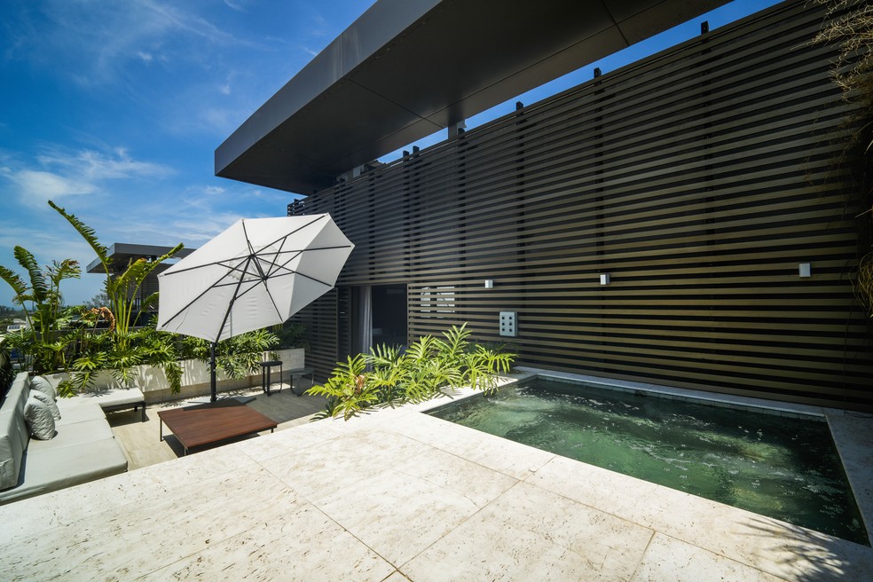 Área externa da suíte master — Foto: Divulgação