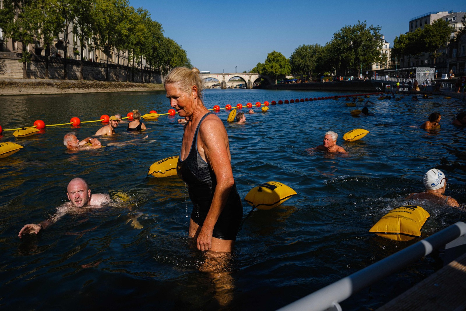 Paris reautorizou a natação no Sena em julho, como legado dos Jogos Olímpicos de 2024 — Foto: Dimitar Dilkoff/AFP