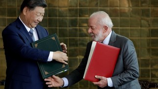 Lula e o presidente da China, Xi Jinping, assinam acordos após reunião no Palácio da Alvorada — Foto: Cristiano Mariz/Agência O Globo