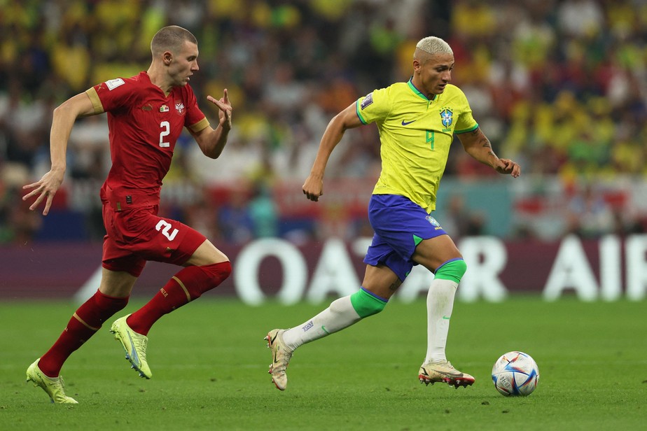 Richarlison marca duas vezes e Brasil bate a Sérvia na estreia da Copa