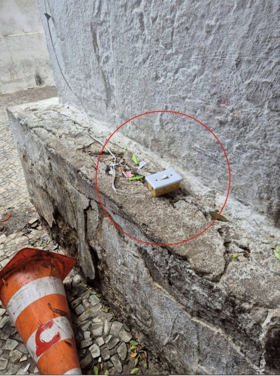 Campainha foi encontrada na base de um dos pilares dos Arcos da Lapa — Foto: Reprodução