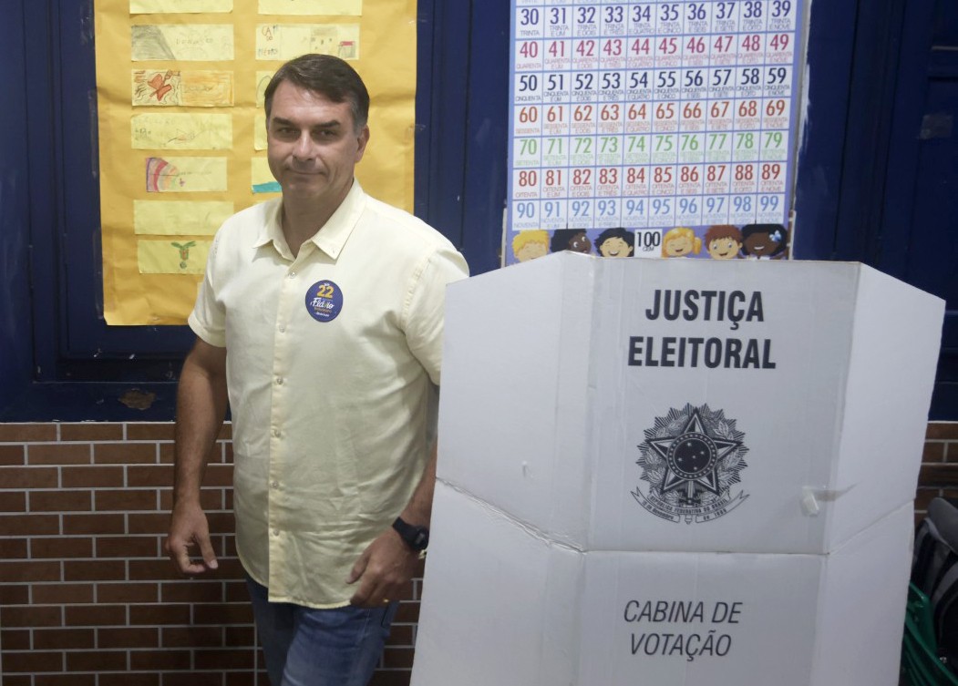 'Passageiro teve um problema': jornal relata cancelamento de voo suspeito de plano de fuga de Flávio