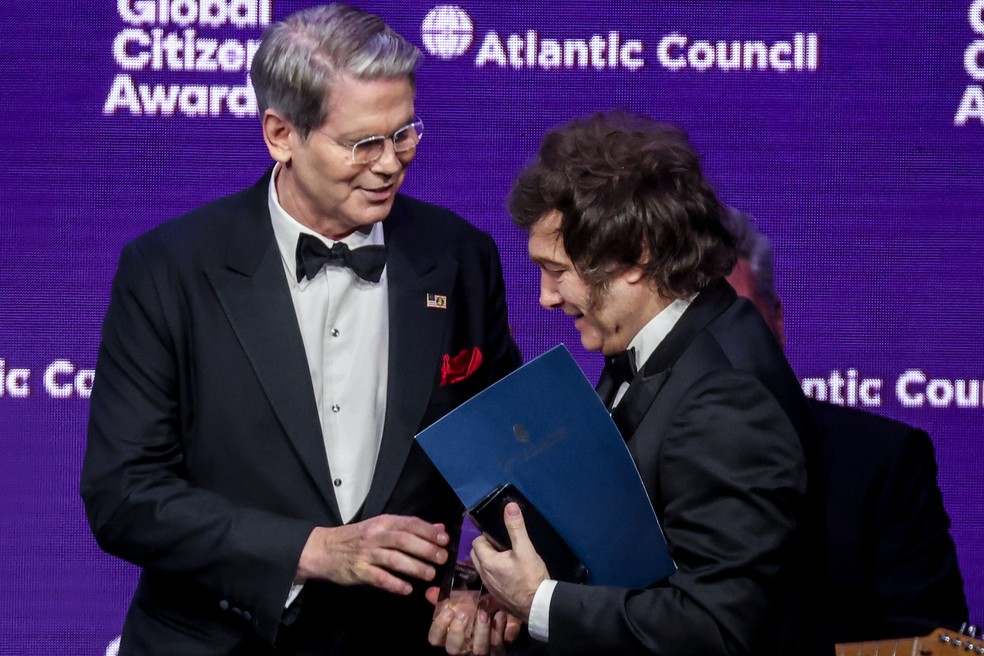 Scott Bessent, secretário do Tesouro dos EUA, à esquerda, e Javier Milei, presidente da Argentina, durante o Prêmio Global Citizen do Atlantic Council em Nova York, no mês passado — Foto: Bloomberg