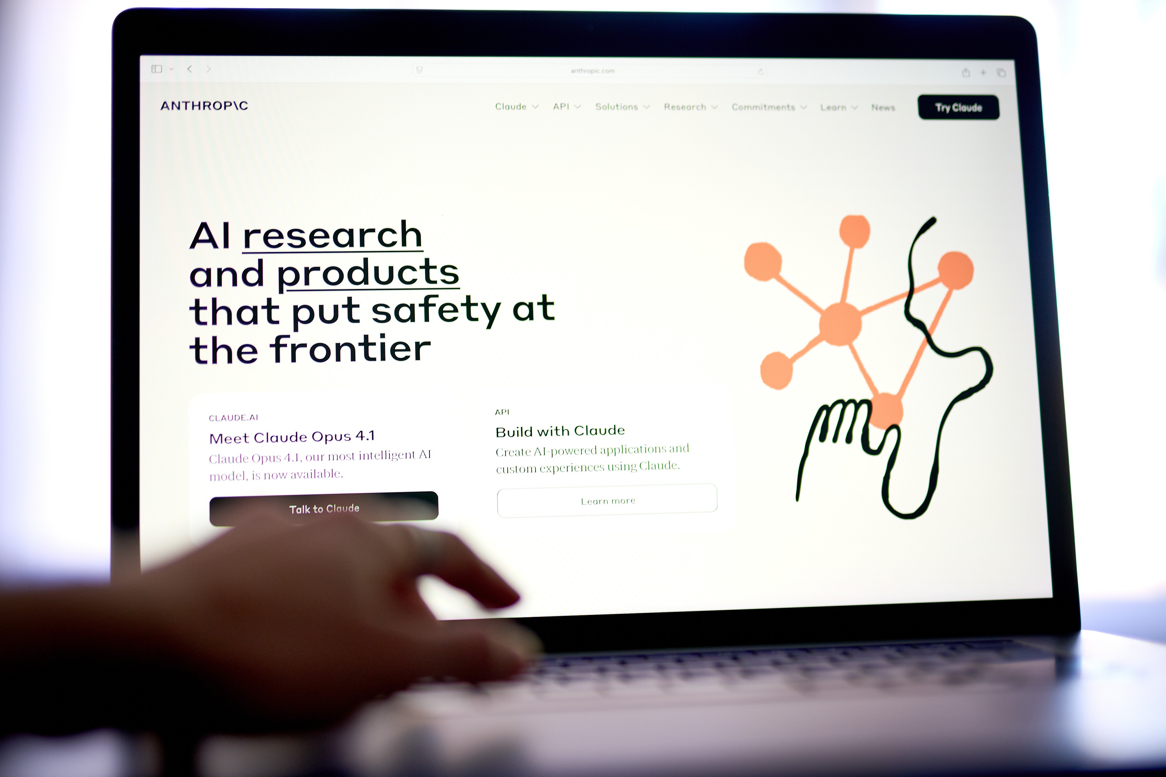 Nova ferramenta de IA da Anthropic derruba Bolsas. A&ccedil;&otilde;es de tecnologia e finan&ccedil;as perdem US$ 285 bi