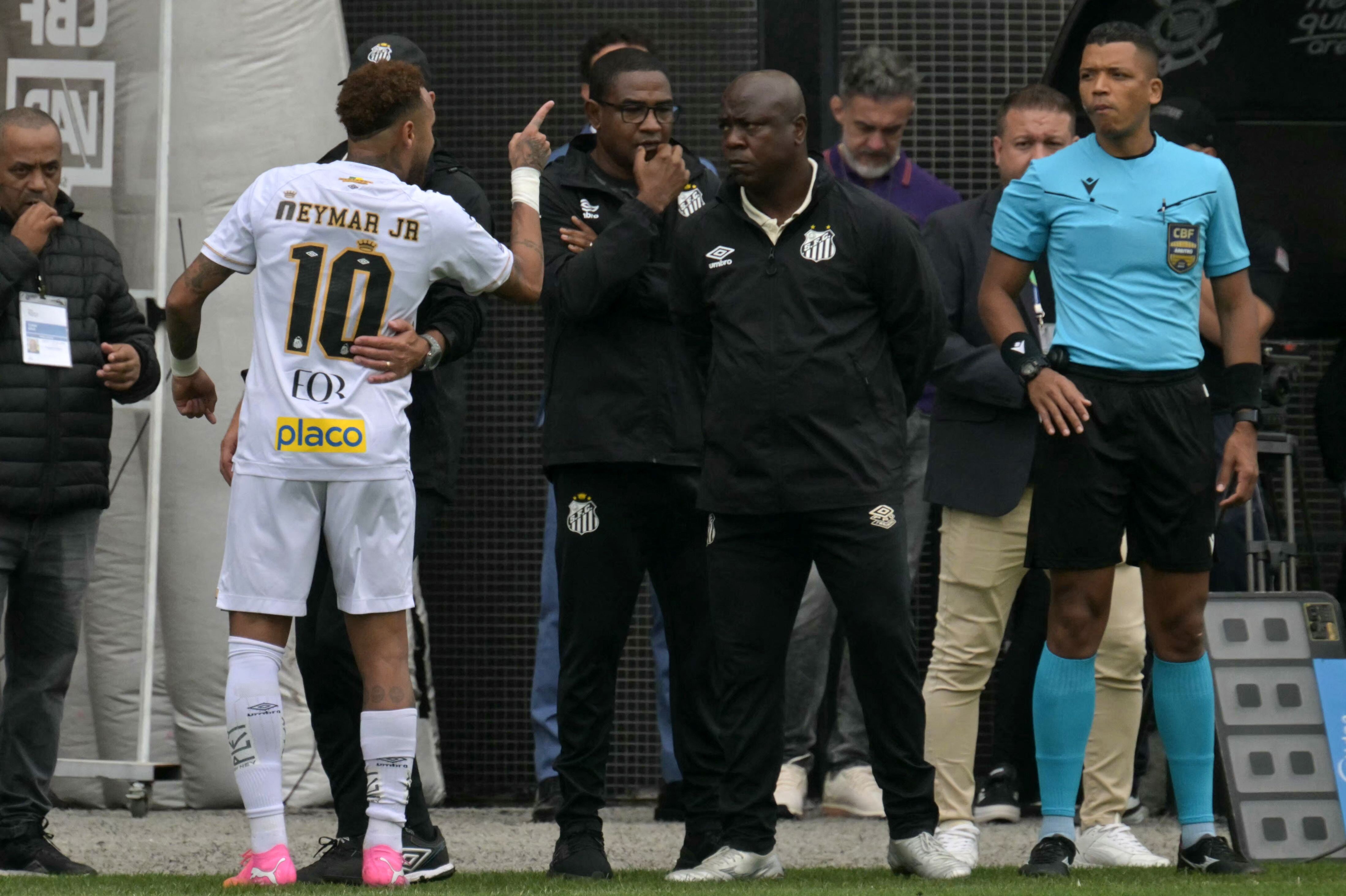 Substituição errada salvou Neymar? Atacante sofreu lesão pouco antes de confusão em jogo do Santos