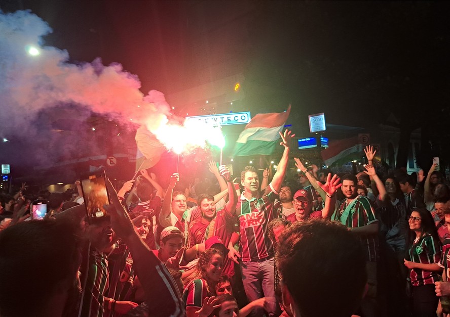 Torcedores do Fluminense comemoram título da Libertadores nas ruas