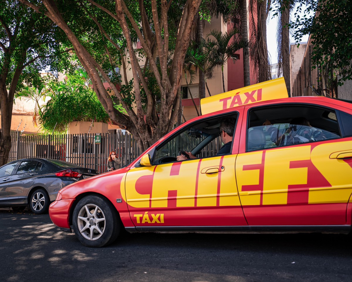 Ídolo dos Chiefs Surpreende Fã Brasileira com Carona Inesquecível e Ingresso VIP para Jogo da NFL em São Paulo!