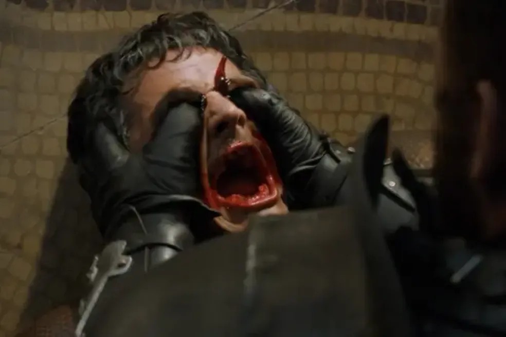 Uma das mortes mais comentadas da série foi a de Oberyn tendo seus olhos esmagados em combate  — Foto: Reprodução