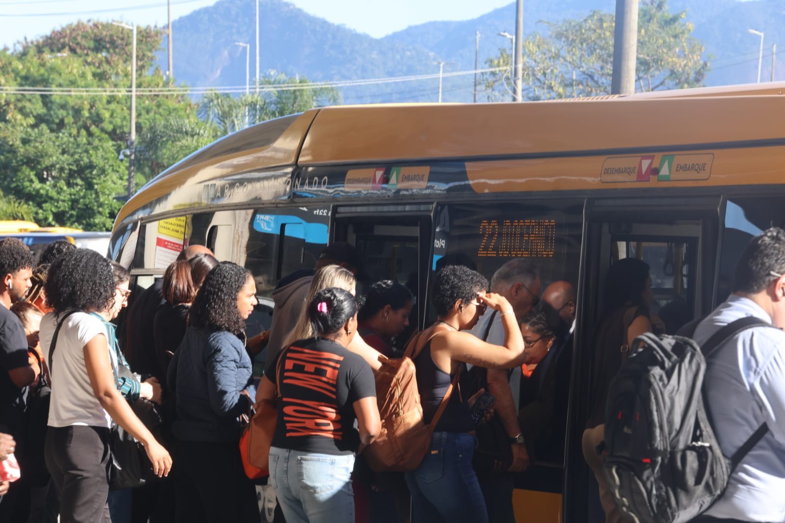 Greve de ônibus: empresas oferecem 4,5% de reajuste e cesta básica; rodoviários decidem nesta terça-feira se aceita