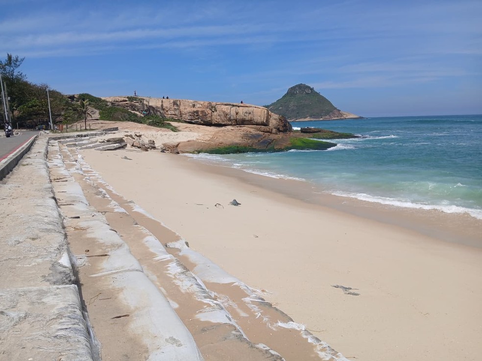 Desnível. Praia da Macumba, na Zona Sul do Rio, tem perda de faixa de areia — Foto: Lívia Nani