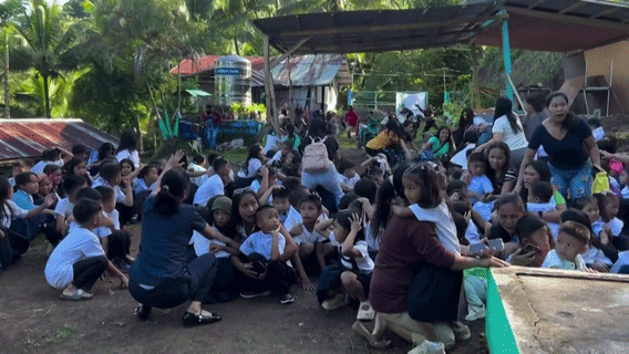 Crianças correm de telhado que desabou em escola durante ter