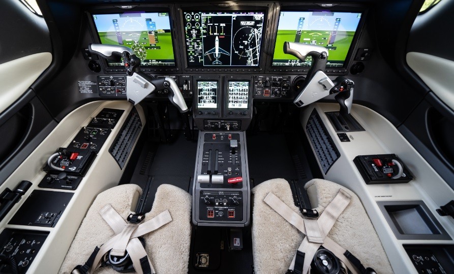The cockpit of Embraer's Phenom 300 light jet. Photo: Disclosure/Embraer