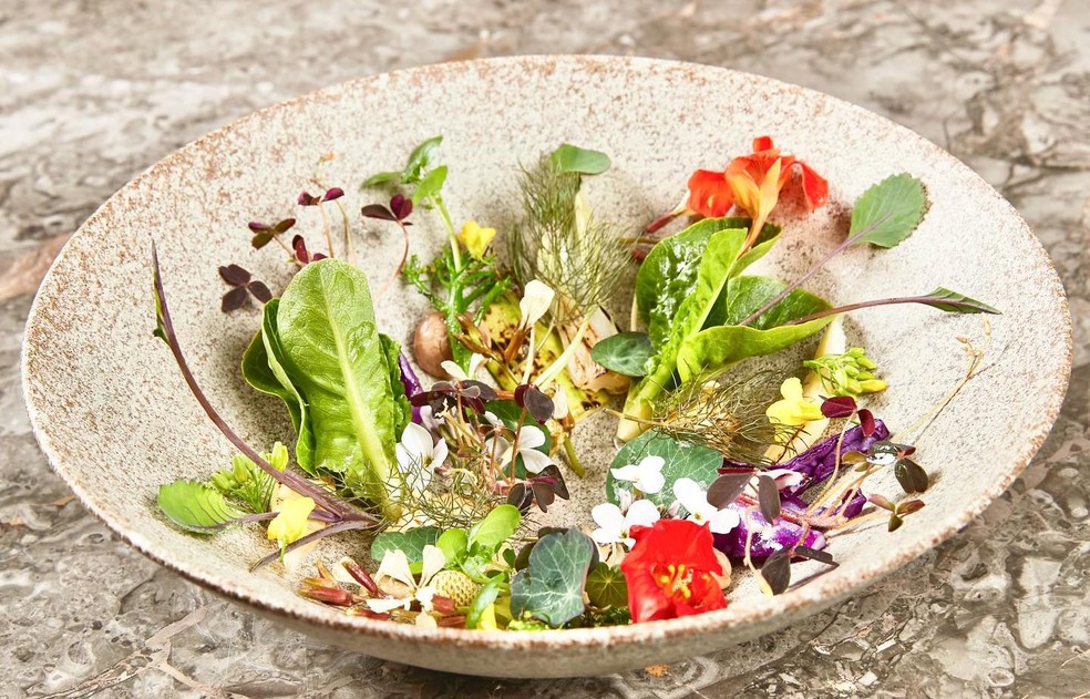 Um dos pratos com flores do Geranium, em foto postada pelo restaurante no Facebook — Foto: Reprodução