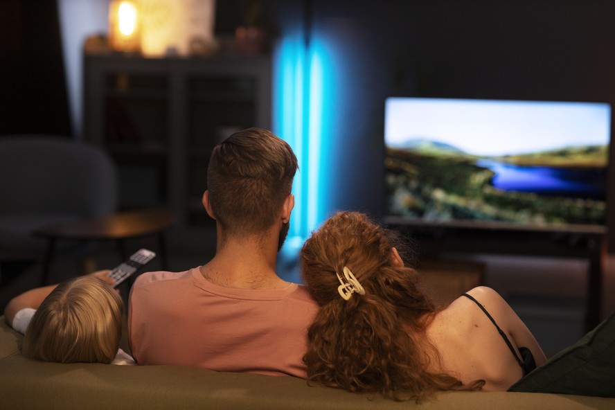 A parcela de lares brasileiros com TV diminuiu entre 2021 e 2022, mas o streaming pago de vídeo já está presente em mais de 40% dos lares com TV