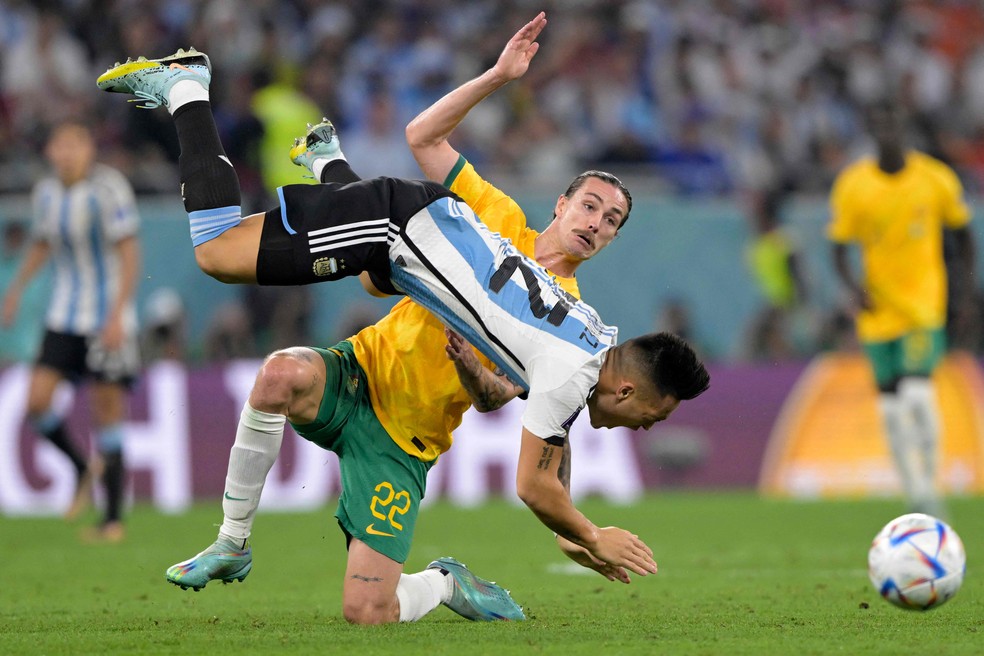 Joga dura entre Lautaro Martinez e o australiano Jackson Irvine na Copa do Mundo de 2022 — Foto: JUAN MABROMATA / AFP