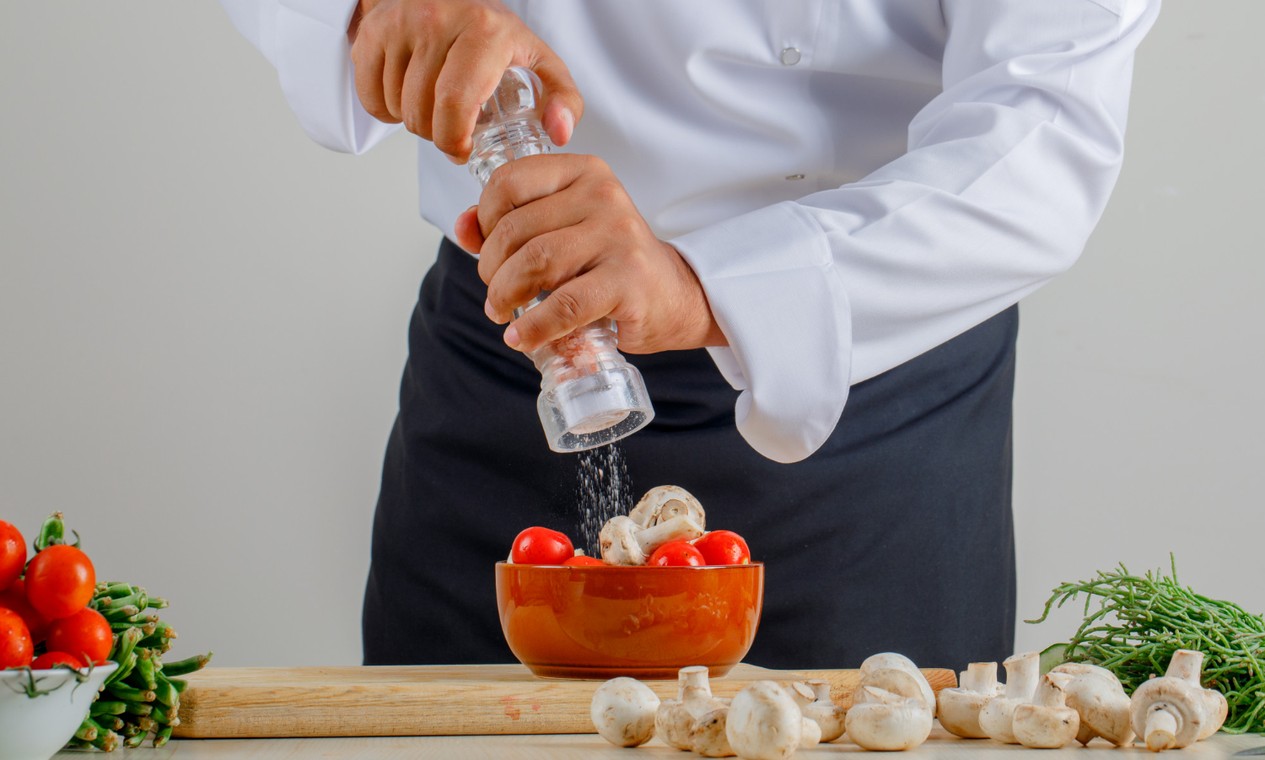 Você acrescenta sal na comida já preparada quando vai comer? Hábito aumenta em 41% o risco de um tipo de câncer