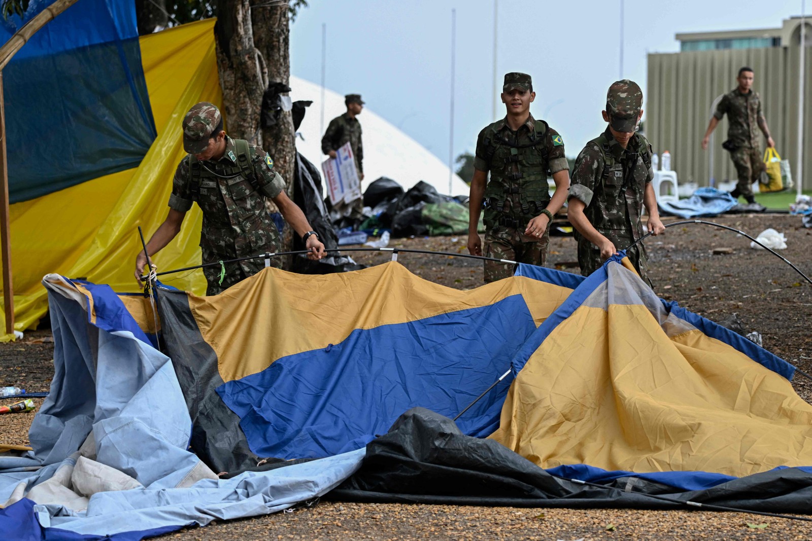 Soldados desmontam acampamento de apoiadores de Bolsonaro em frente ao quartel-general do Exército em Brasília na manhã desta segunda-feira (9). — Foto: Mauro Pimentel / AFP