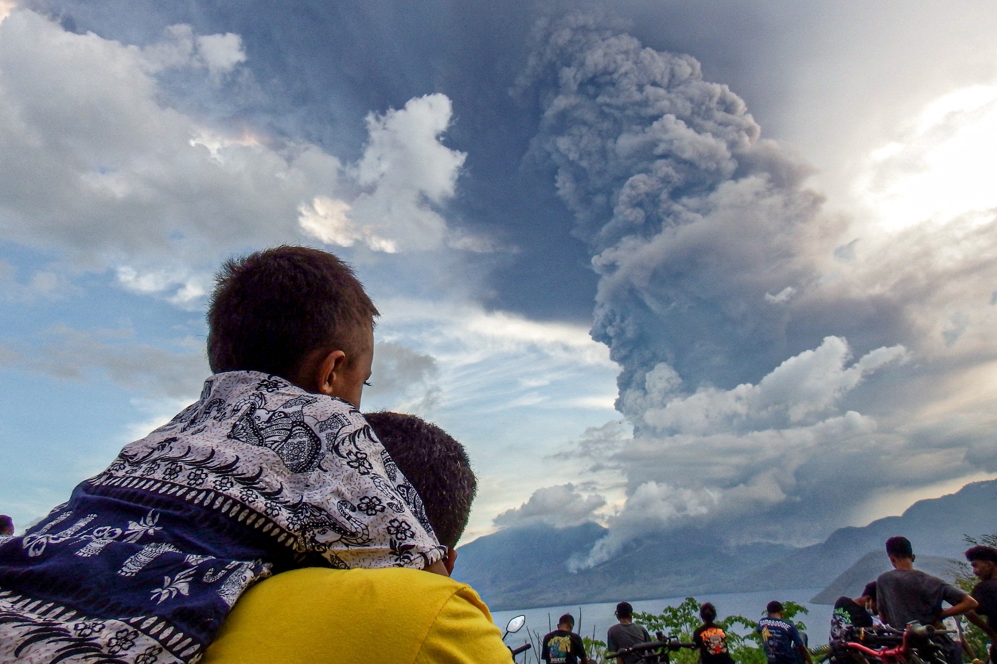 Erupção em vulcão na Indonésia lança coluna de cinzas de mais de 1km; veja imagens